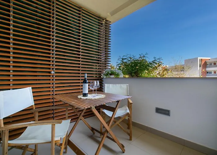 The Sunshine - Marina Village Apartment *